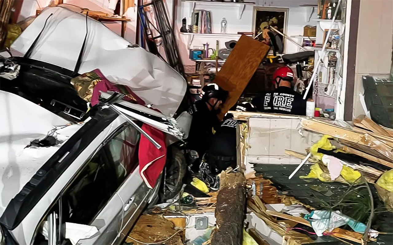 Чего мелочиться: внедорожник въехал сразу на второй этаж жилого дома