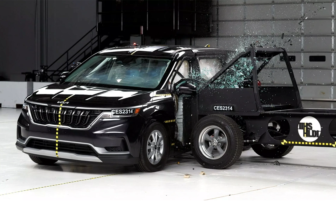 Kia обновила Carnival 2024 года после краш-теста, но IIHS вынесла вердикт «плохо»