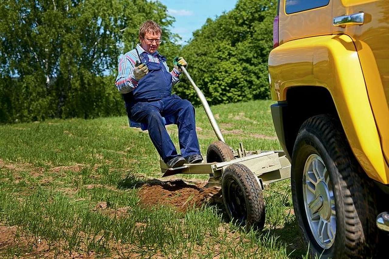 Глянув на американский «трактор», Дынин авторитетно изрек: «Пойдет как миленький, у меня и плуг для него есть, надо только к фаркопу приспособить. Я где-то слышал, в Голландии именно так вседорожники используют. Погодите, я еще рацуху на это дело оформлю».