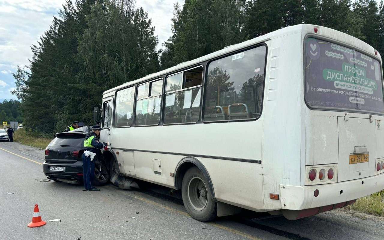 На Урале автобус с пассажирами столкнулся с легковушкой, есть пострадавшие