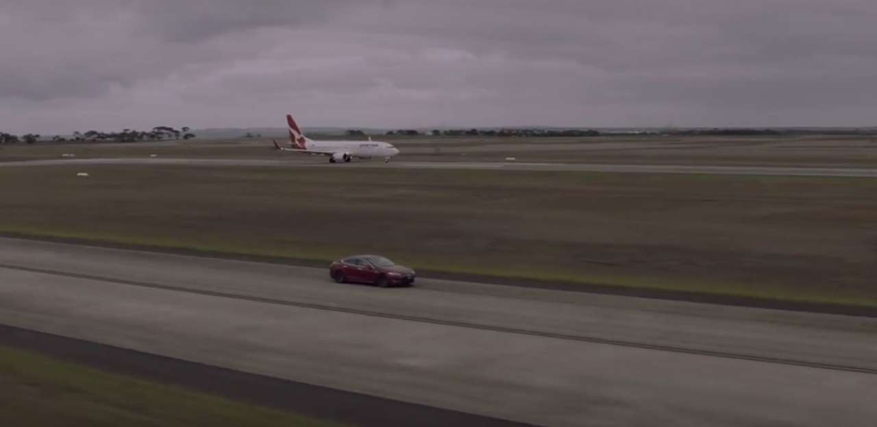 Tesla Model S потягалась с Boeing