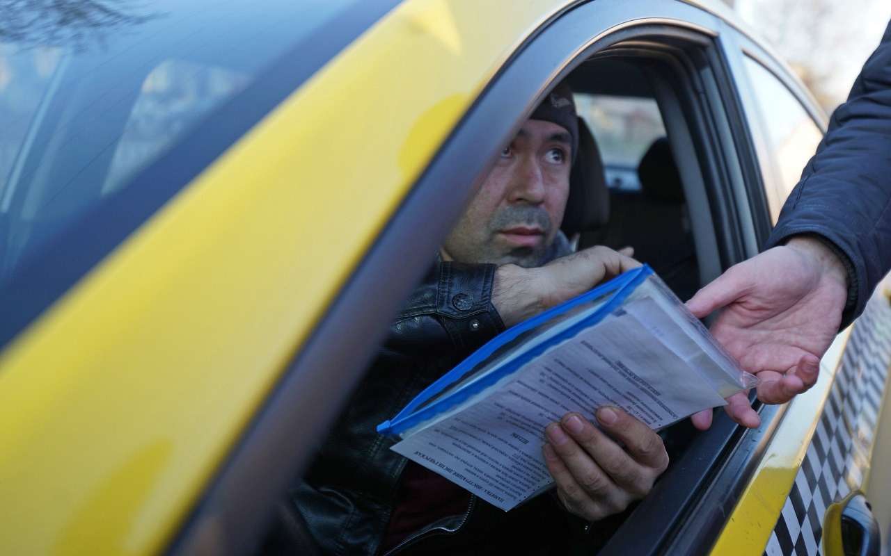 Мигранты скоро не смогут работать в такси