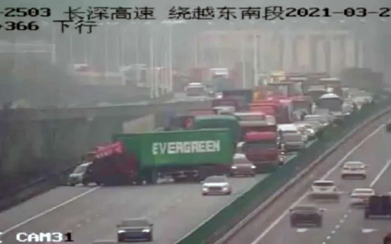 Дежавю: грузовик Evergreen перекрыл движение на шоссе