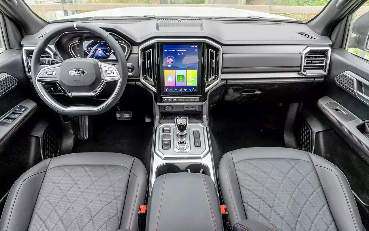 Претензии к посадке типовые для китайских пикапов: подушка коротковата, руль не регулируется по вылету, экраны бликуют. На втором ряду спинка стоит вертикально и нет ручек на дверных стойках.