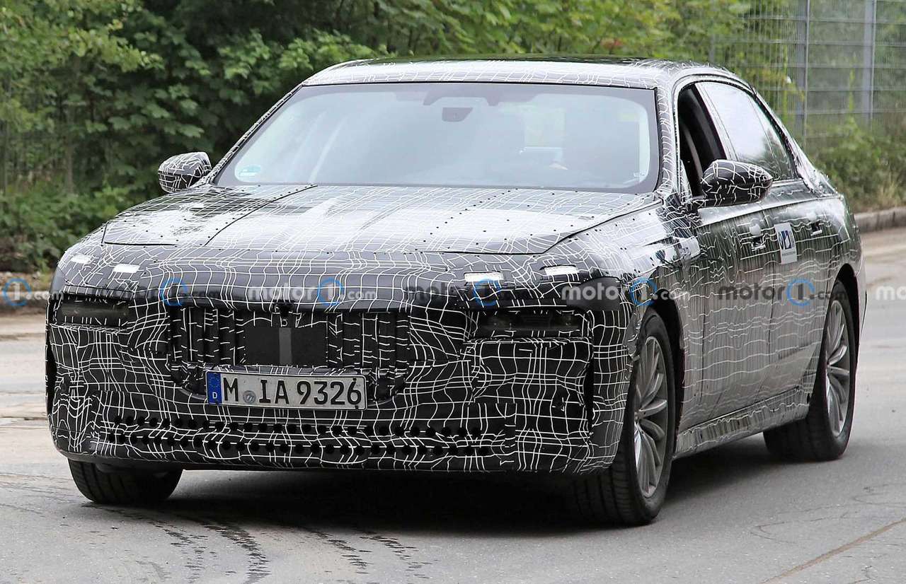 Новая «семерка» BMW получит улучшенные двигатели