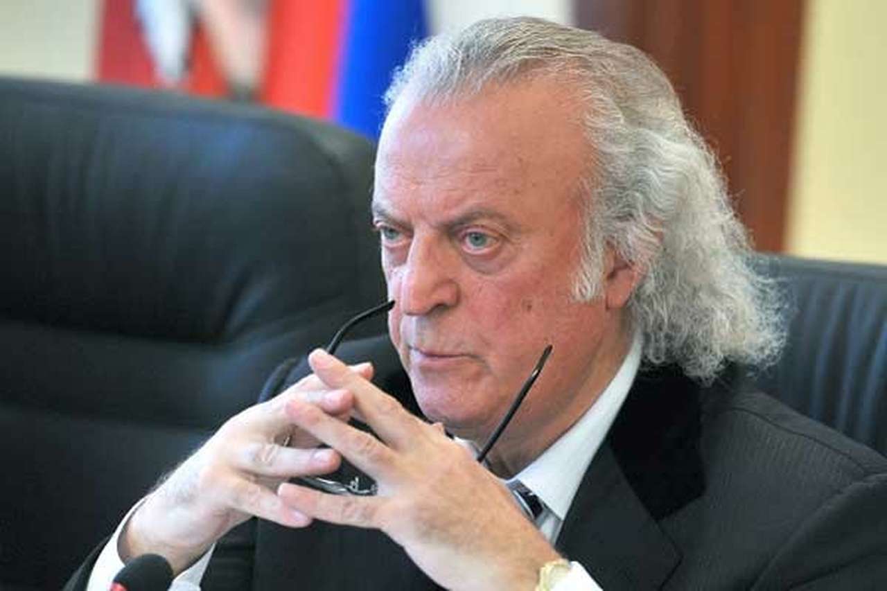 Илью Резника оштрафовали на 500 руб. за движение по спецполосе