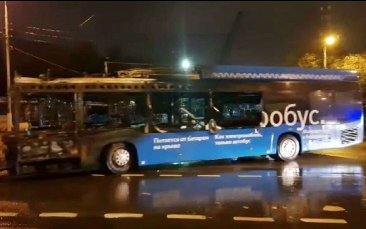 В Москве сгорел электробус (видео)