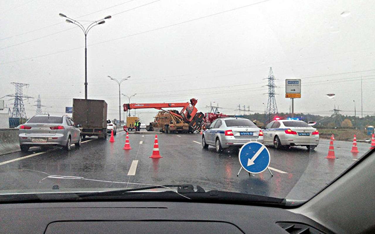 Автокран на МКАДе завалился на грузовик