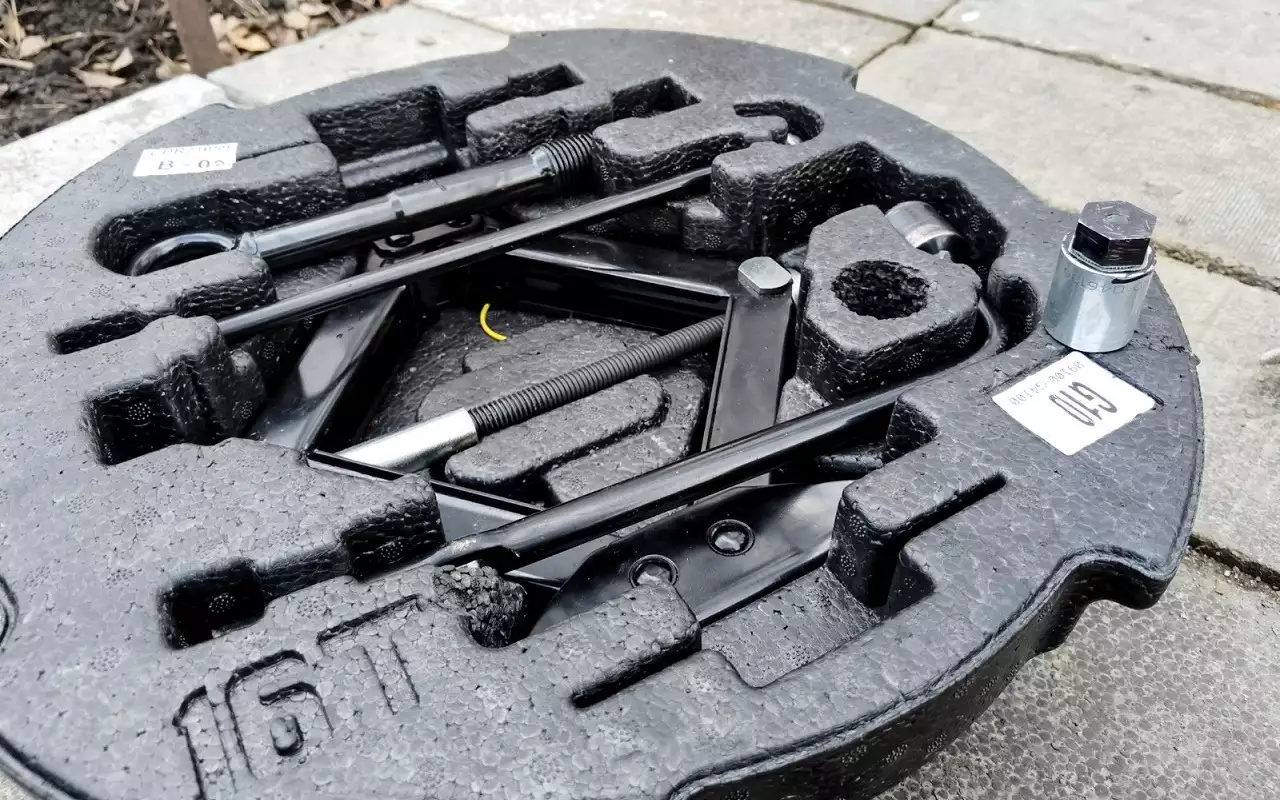 Доработанный органайзер для хранения ключа от секреток для колес.