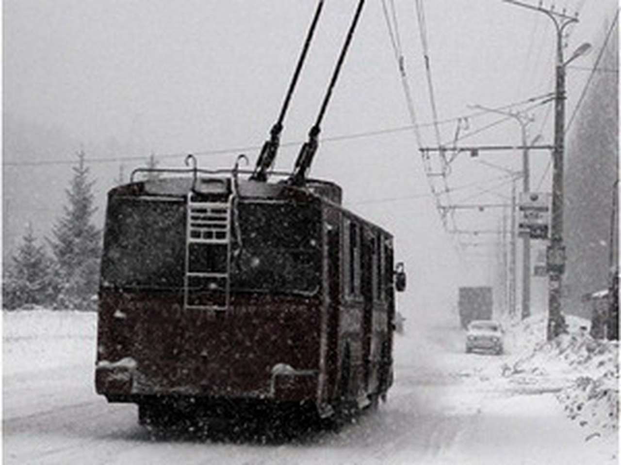 Ночные троллейбусы не дадут обледенеть проводам