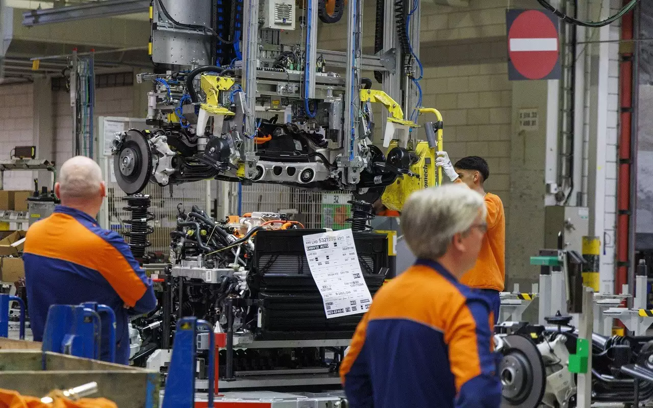 Знаменитый автобренд снова увольняет сотрудников