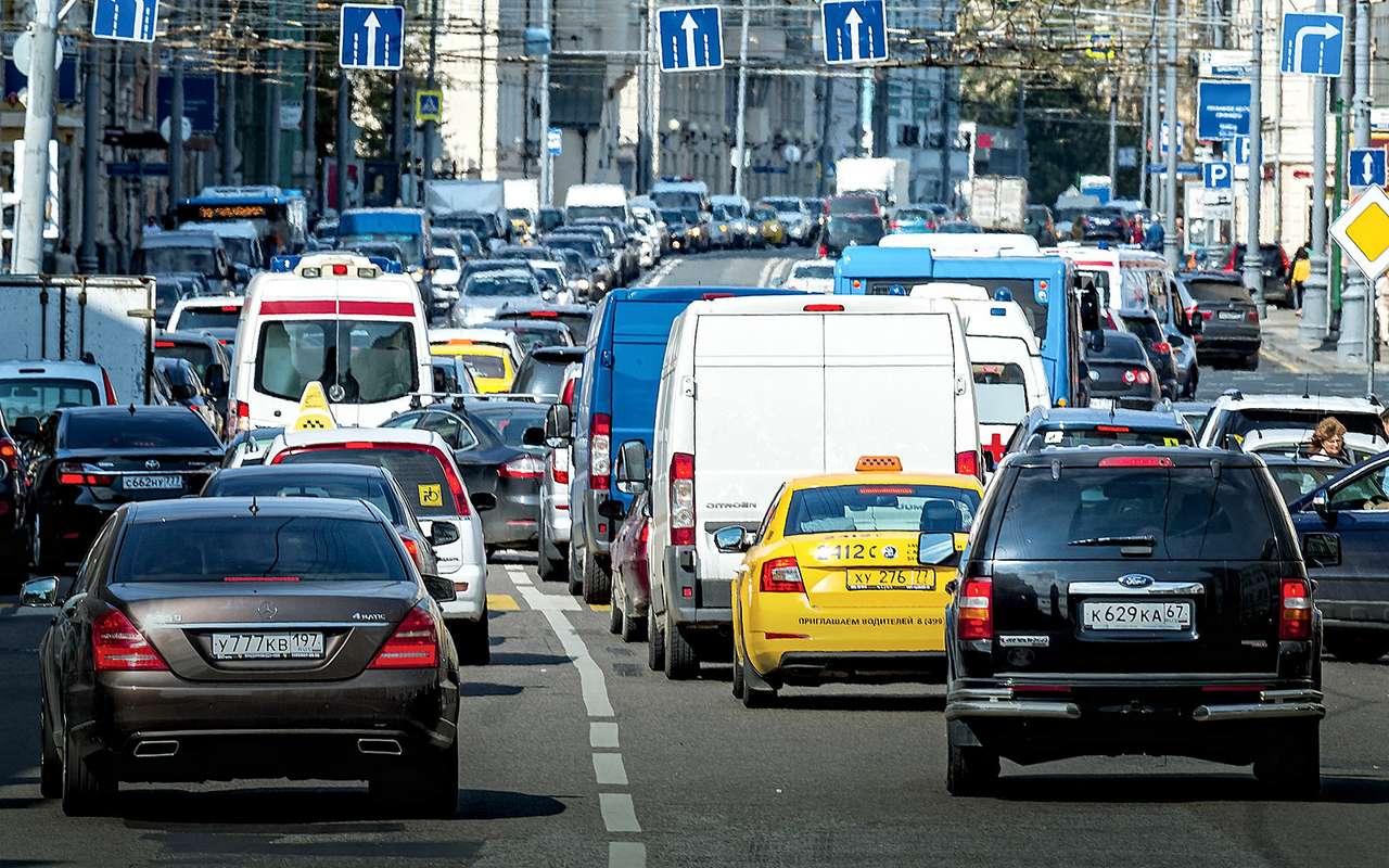 Скорость, дистанция, концентрация на дороге: как вести себя в интенсивном потоке