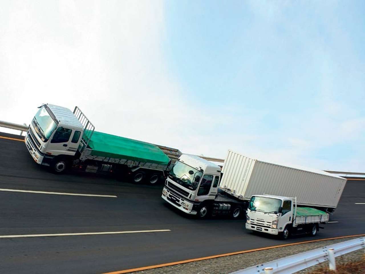 Автомобили «Исудзу» испытывают на полигоне WAcom, расположенном на пустынном острове Хоккайдо. Здесь воспроизведены самые различные дороги (бездорожье напоминает наши обычные проселки), а температура колеблется от – 30°С до + 35°С. Наклон верхней части пр