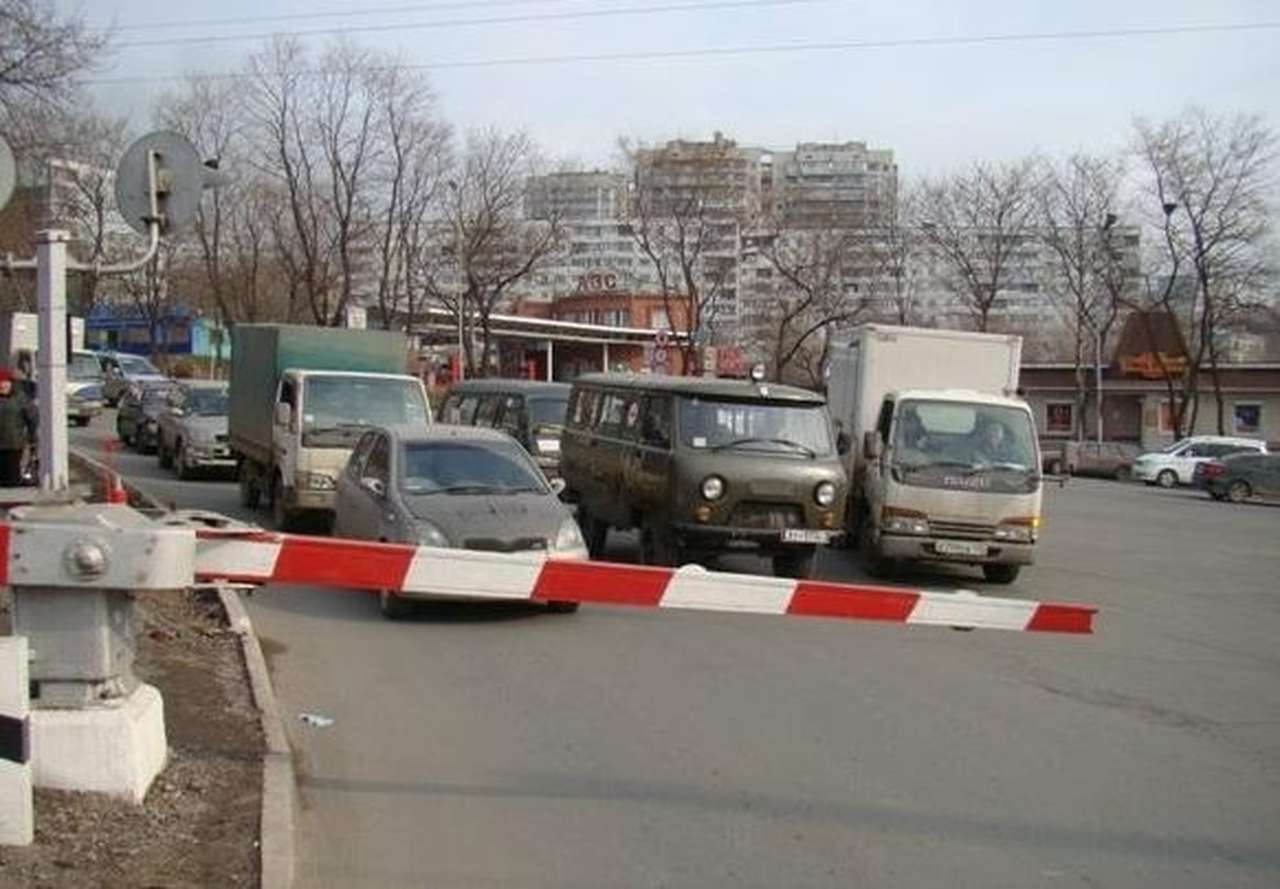 Соглашение о строительстве в столице путепроводов в точках пересечения авто- и железных дорог подписали сегодня мэр Москвы Сергей Собянин и президент ОАО «РЖД» Владимир Якунин. Первый этап программы сотрудничества предусматривает строительство 10 объектов в срок до 2017 года, стоимость проекта — около 10 млрд. руб.