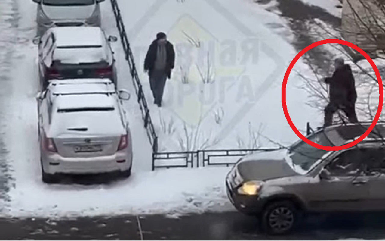 Некультурная столица: проехал по поребрику и попытался избить пешехода (видео)