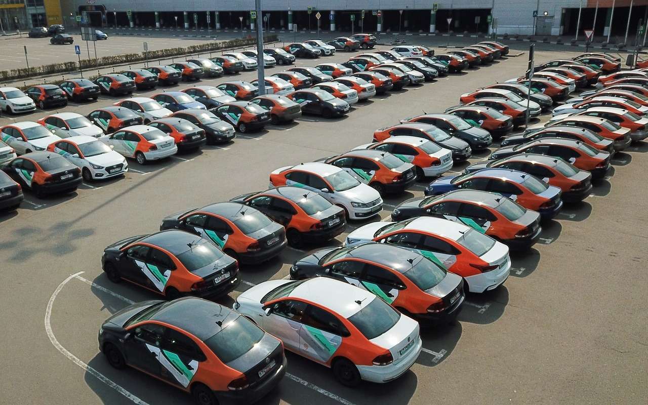 Скопление автомобилей каршеринга около ТРЦ «Мега Белая Дача», Котельники, Московская область