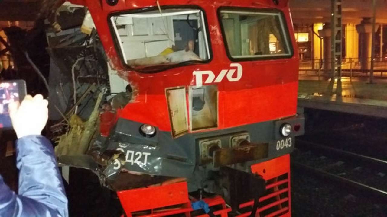 В Москве автокран упал на электричку