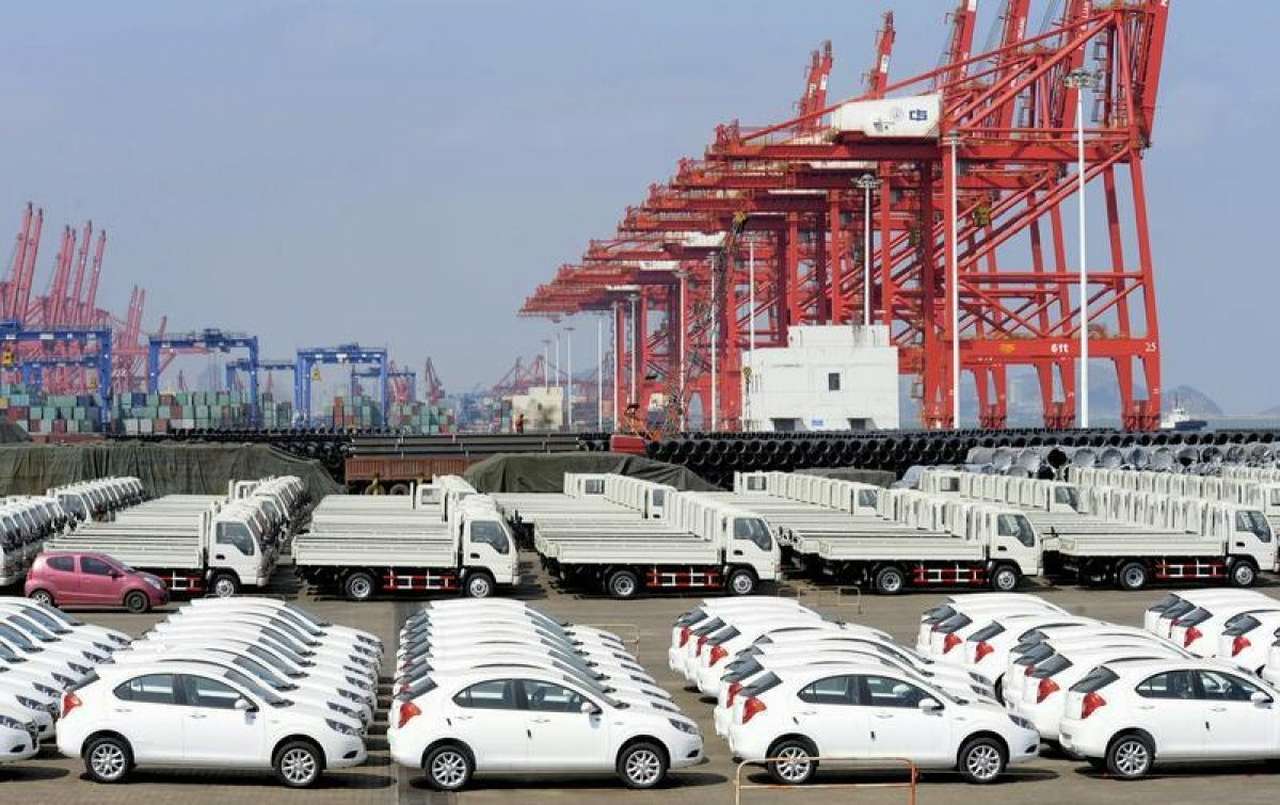 Казахстан может временно запретить ввоз автомобилей из России