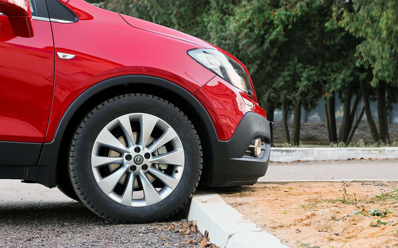 Пример, когда компактный кроссовер Opel Mokka может вплотную подъехать к бордюрному камню показанной высоты до упора колес.