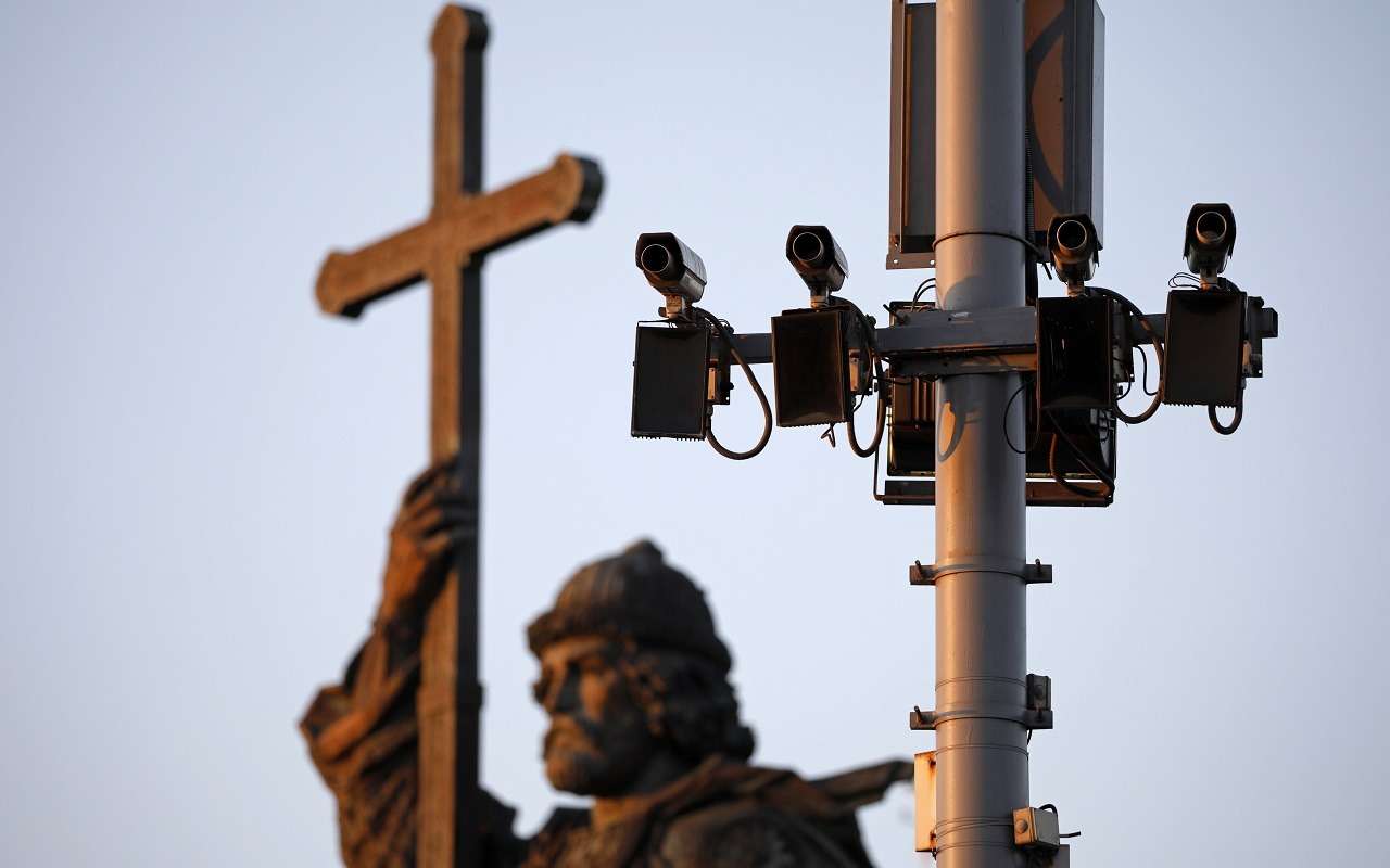 Дорожные камеры научились распознавать лица водителей и силуэты машин