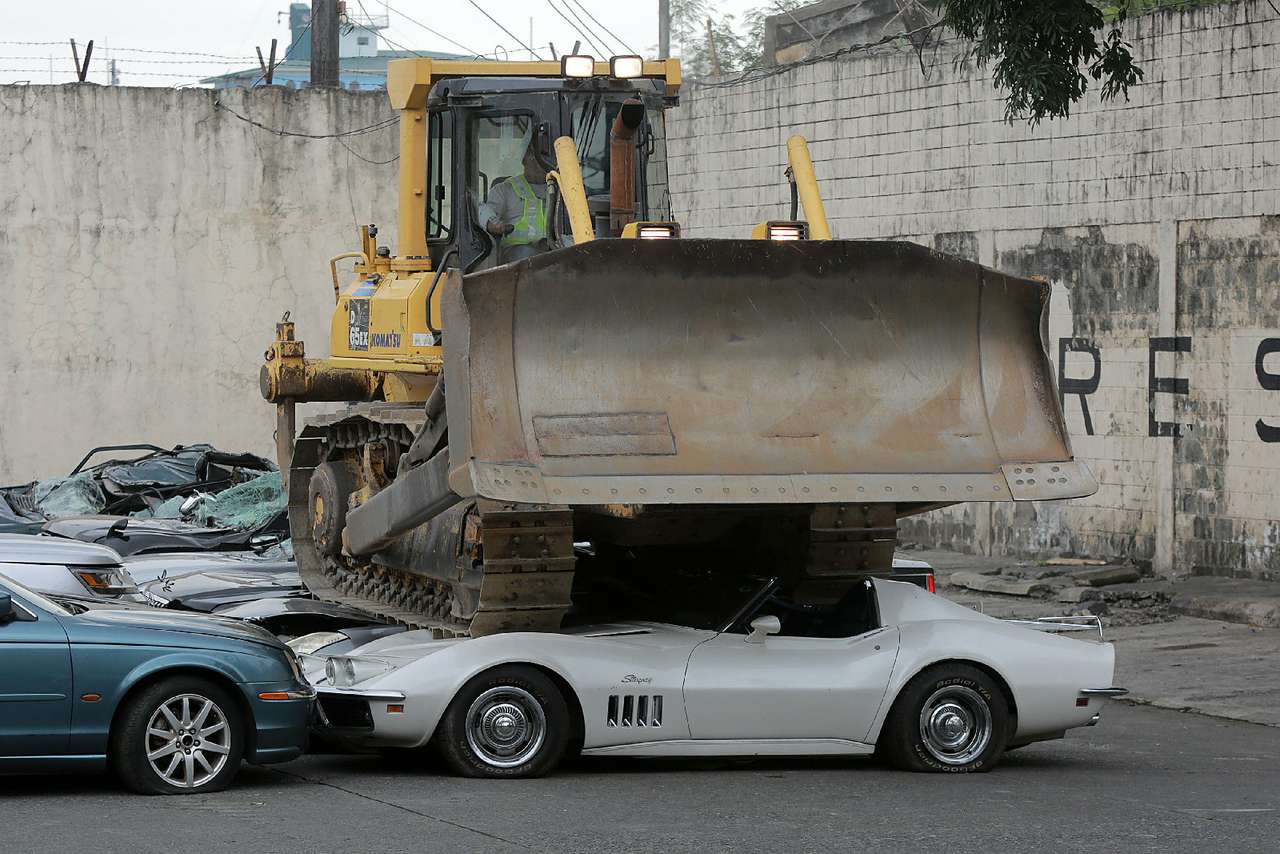 Акция устрашения: филиппинские таможенники уничтожили десятки дорогих иномарок