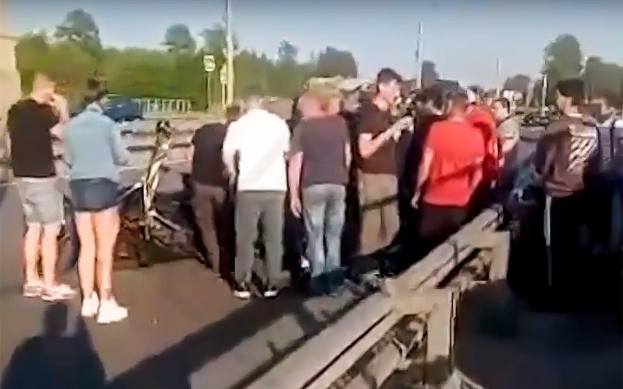 В Твери BMW X4 на скорости врубился в столб — что с водителем? (видео)