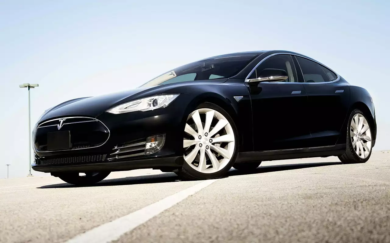 Первый тест-драйв беспилотных такси Tesla оказался неудачным: они грубо нарушали ПДД