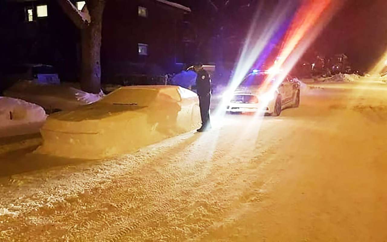 Полиция не смогла выписать штраф за неправильную парковку. Потому что машина была из снега