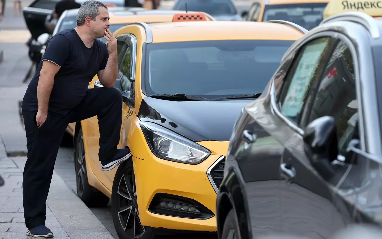 Стало известно, сколько таксистов поменяет авто из-за закона о локализации