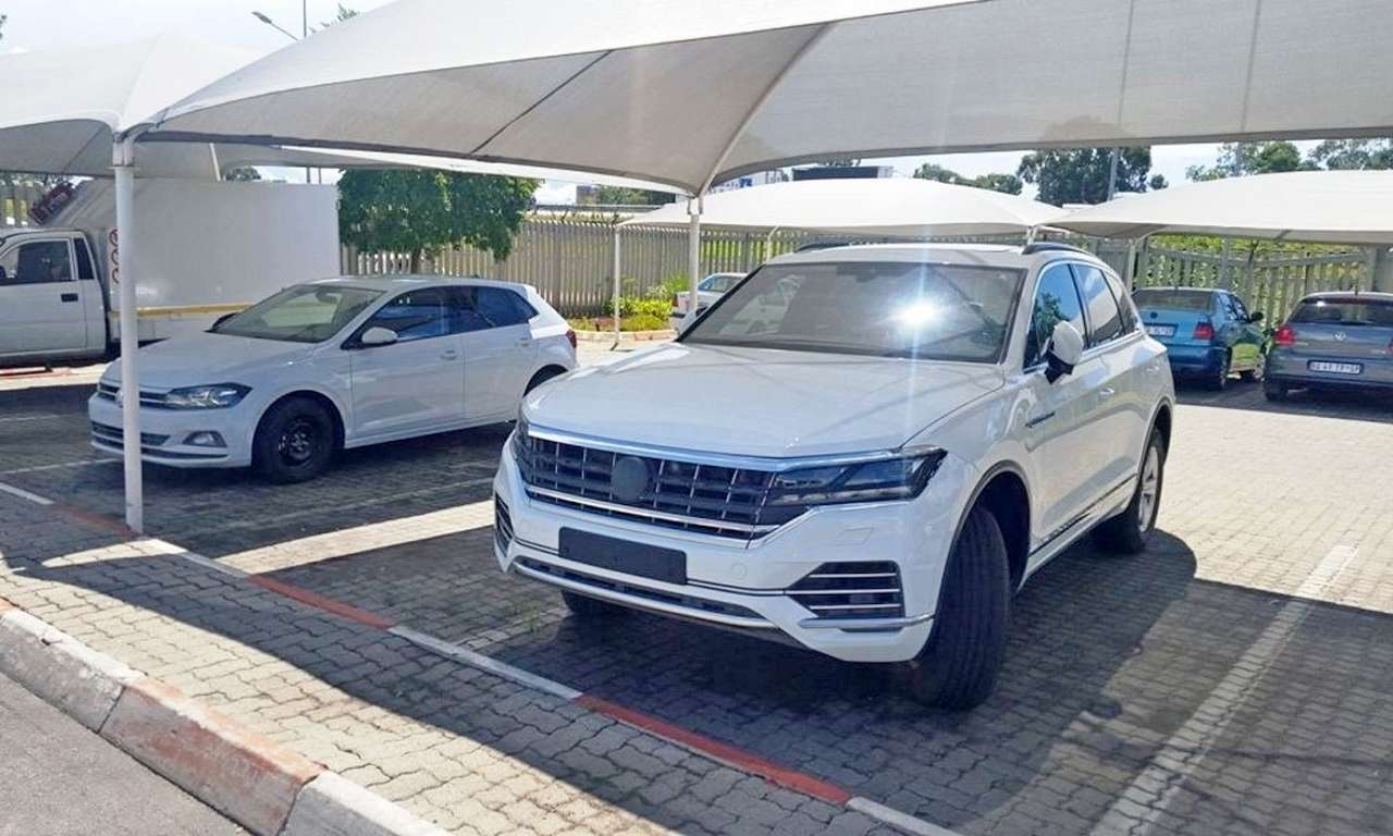 На заднем плане за новым Туарегом стоит еще не вышедший хэтчбек Volkswagen Polo шестого поколения, но для России эта модель пока неактуальна.