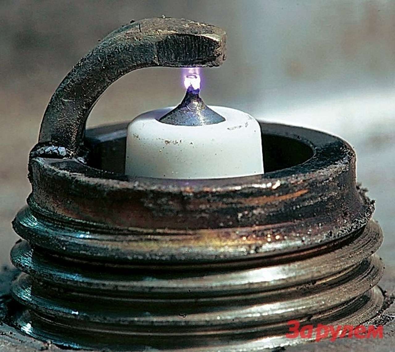 Разряд самой ресурсной из известных нам свечей – DENSO Iridium. Разряд облизывает тонкий центральный электрод диаметром 0,4 мм и тем самым чистит его. В свой тест мы эти свечи не взяли – они не прошли ценовой фильтр. Но для пояснения эффекта самоочистки, продлевающей ресурс свечи, эта картинка очень показательна. 