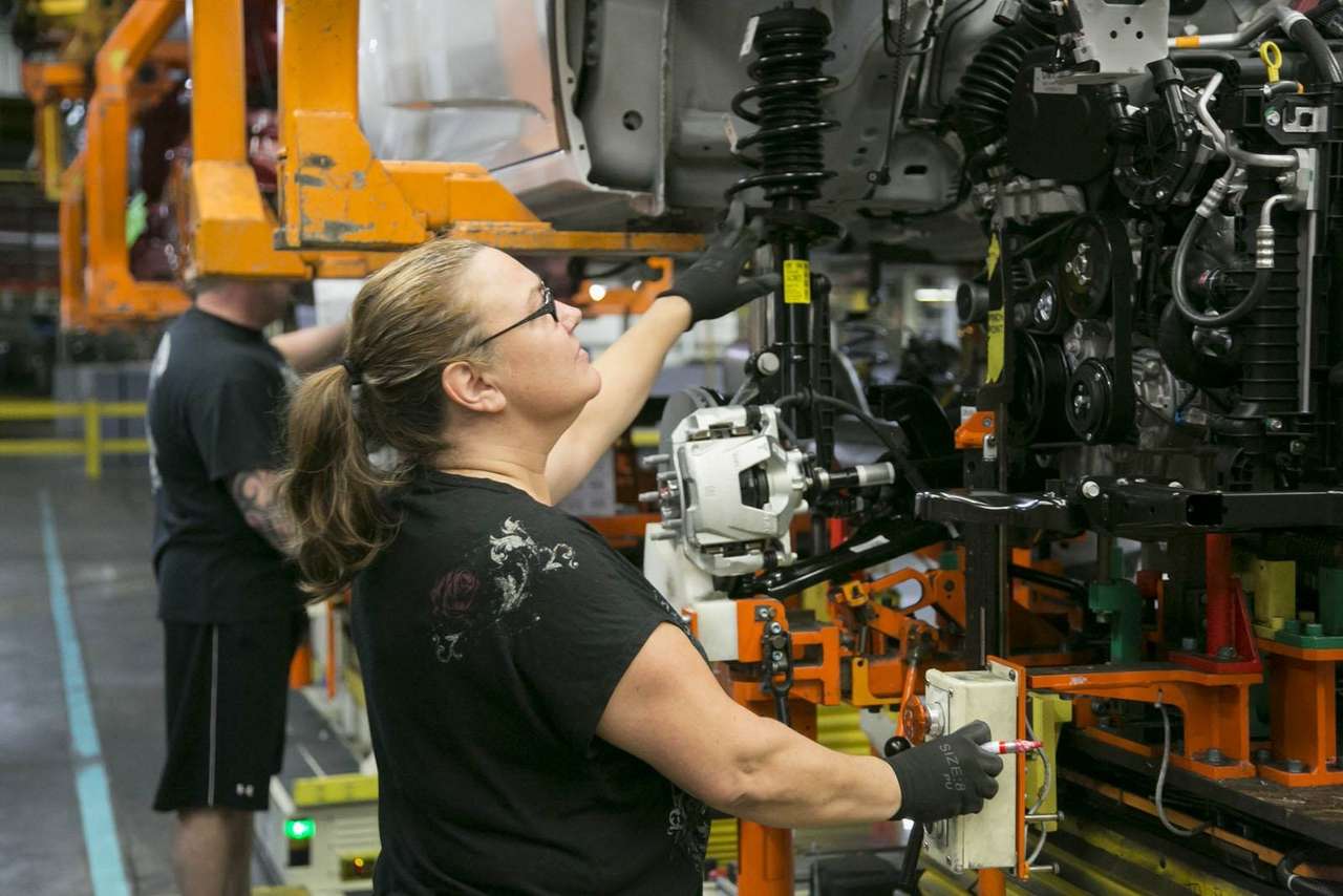 GM подогревает интерес к загадочной новой модели