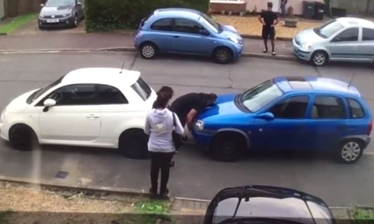 Разборки на парковке - турецкий Халк одними руками убирает автомобиль соседа