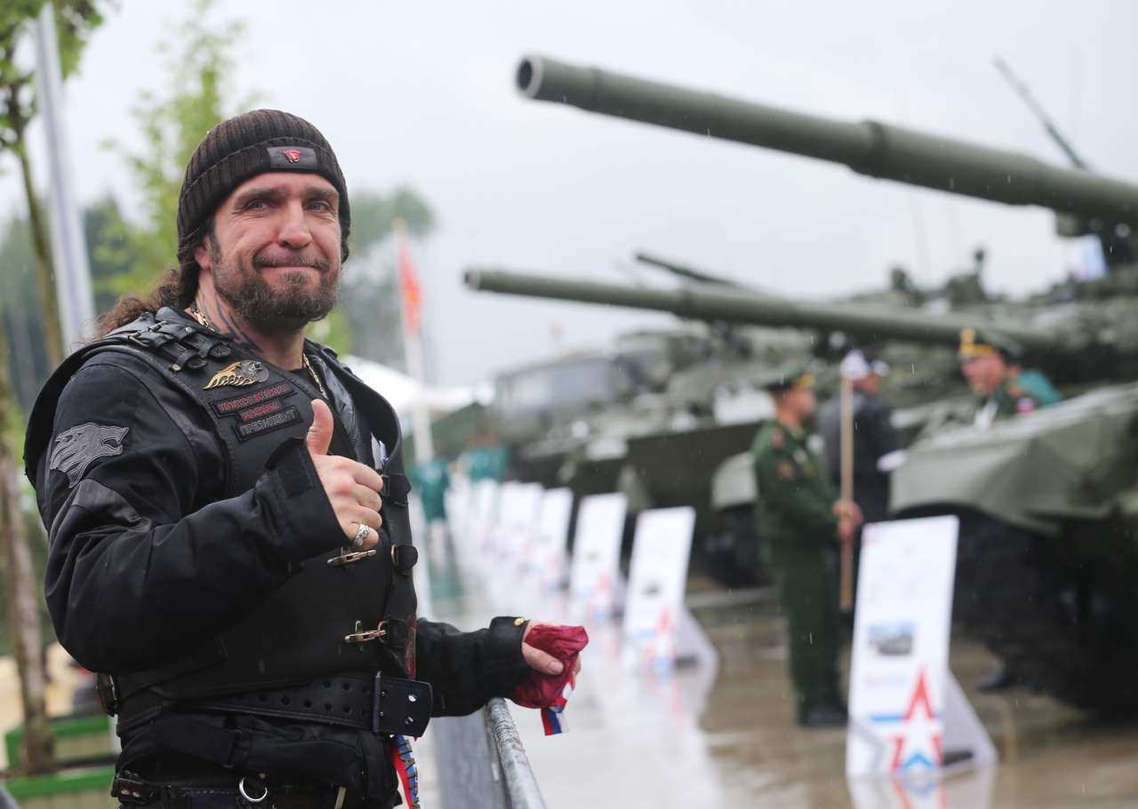 Хирург отвезет Знамя Победы на Северный полюс на мотоцикле из Сталинграда