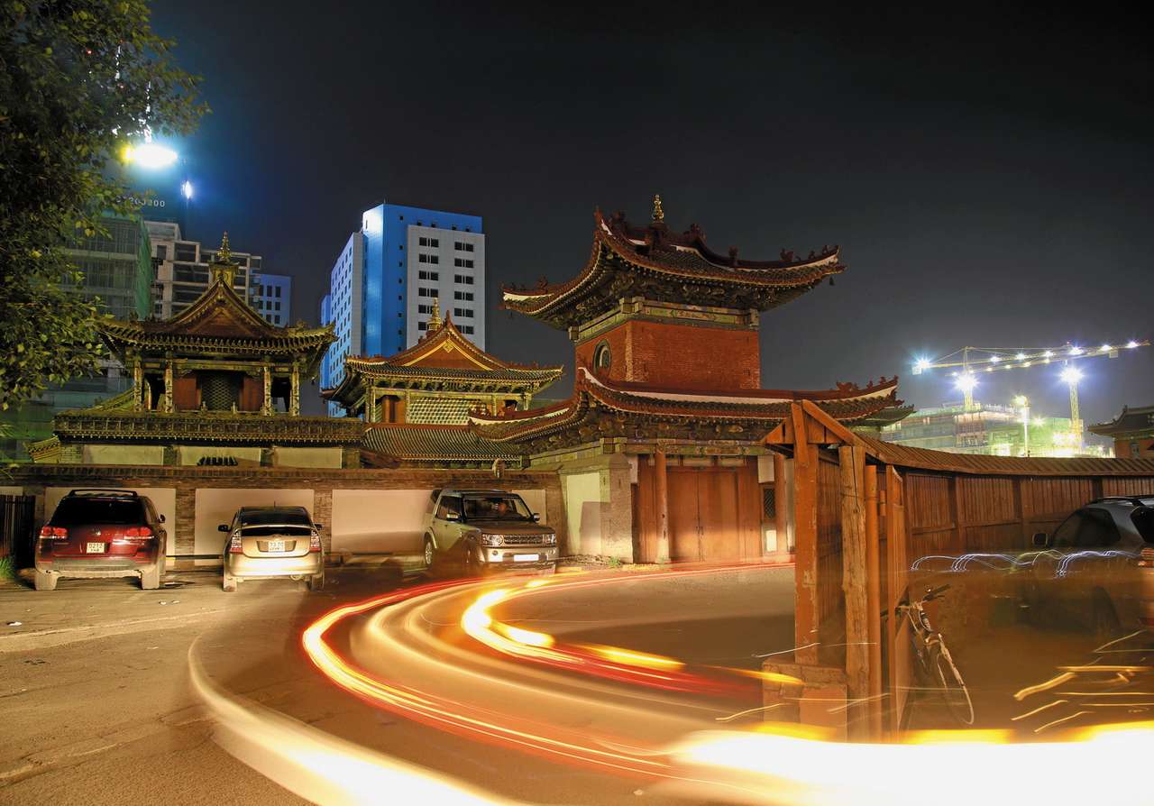 плотность населения монголии – 1,8 чел./км2, а Из 3 млн человек половина проживает в Улан-баторе