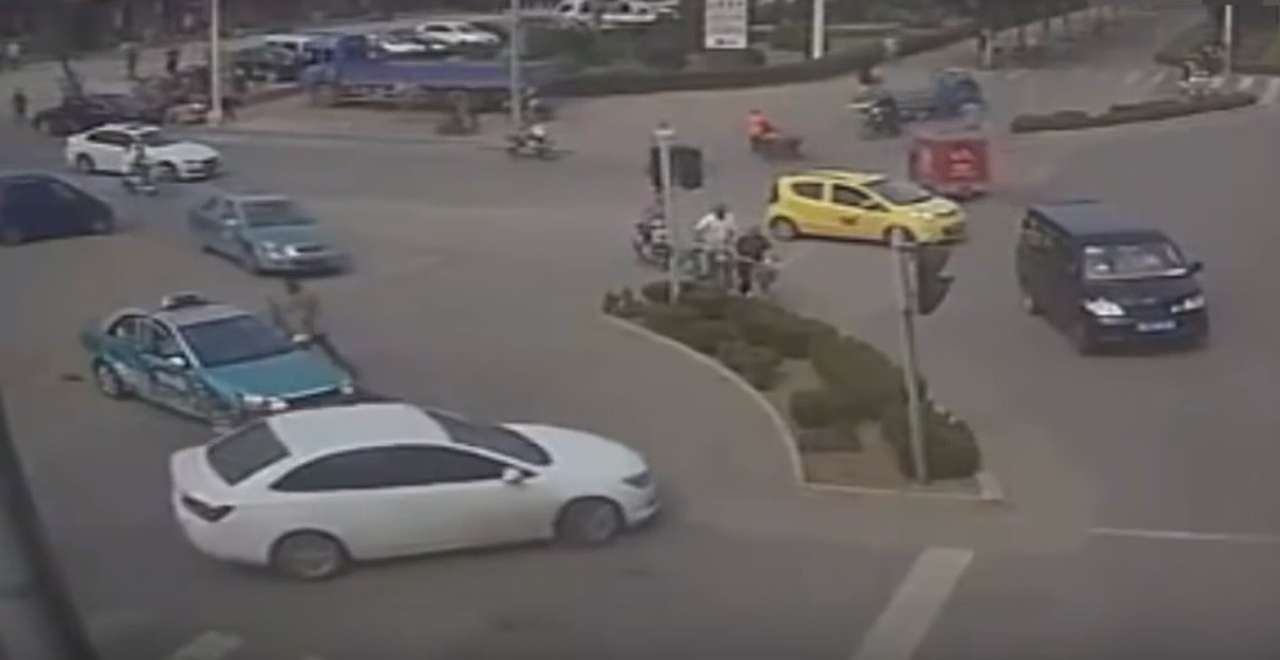 Одним больше, одним меньше: китайский водитель не пощадил ни людей, ни машины (18+)