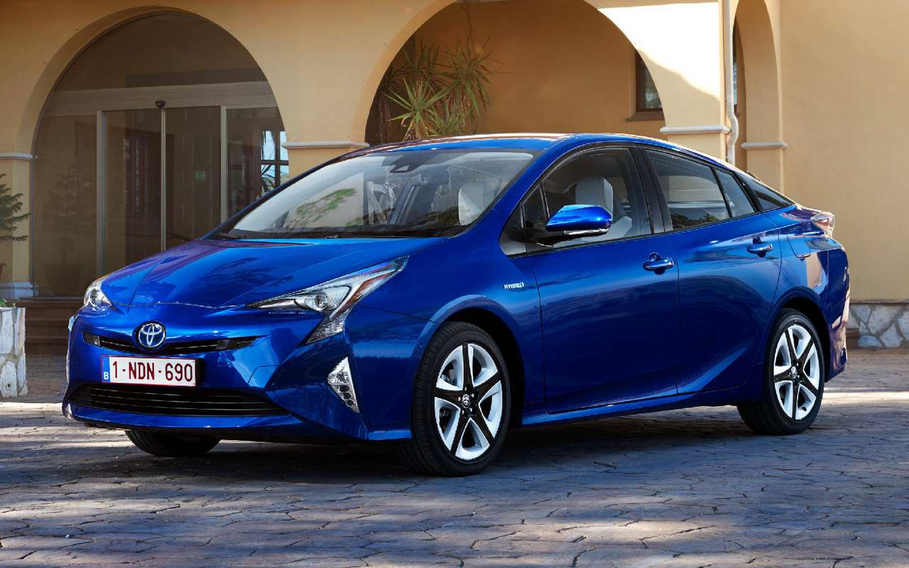 Toyota Prius – типичный представитель С-класса: колесная база – 2700 мм, длина – 4540 мм, ширина – 1760 мм, высота – 1470 мм.