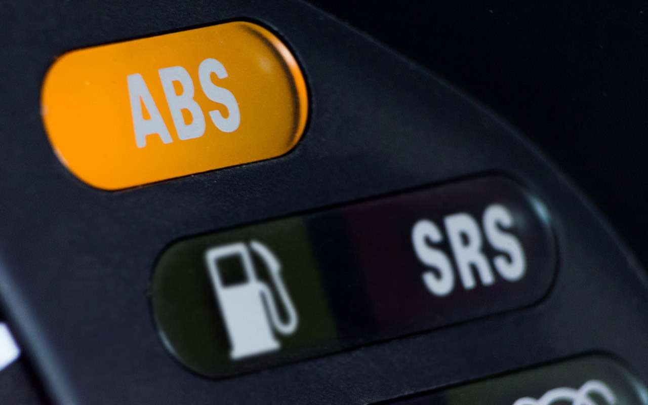 Загорелась лампа неисправности АБС. На штрафстоянку отправят?