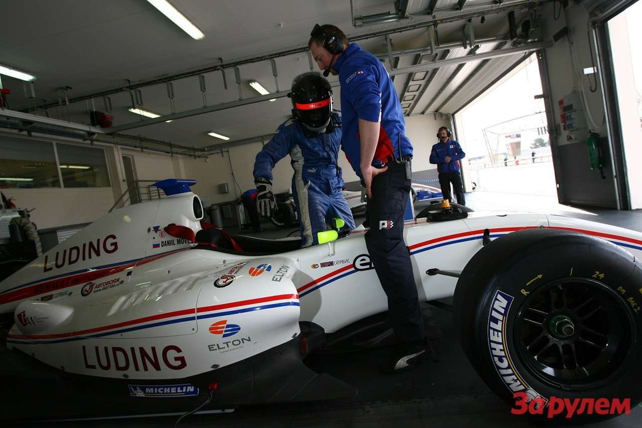 Даниил Мове - третий в утренней квалификации Мировой серии "Формула Рено"