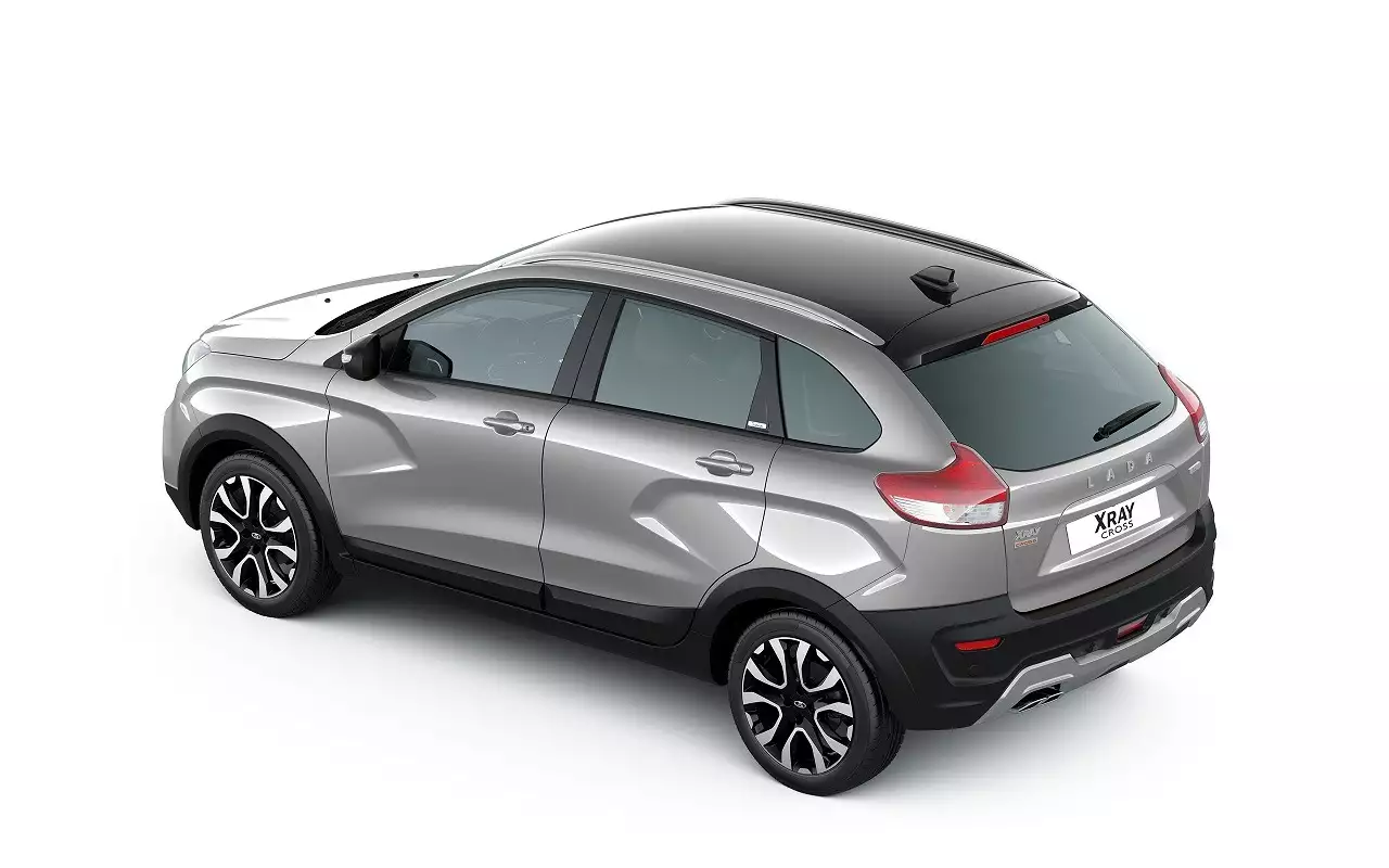 Обычный XRAY Cross Instinct отличают зеркала и крыша черного цвета