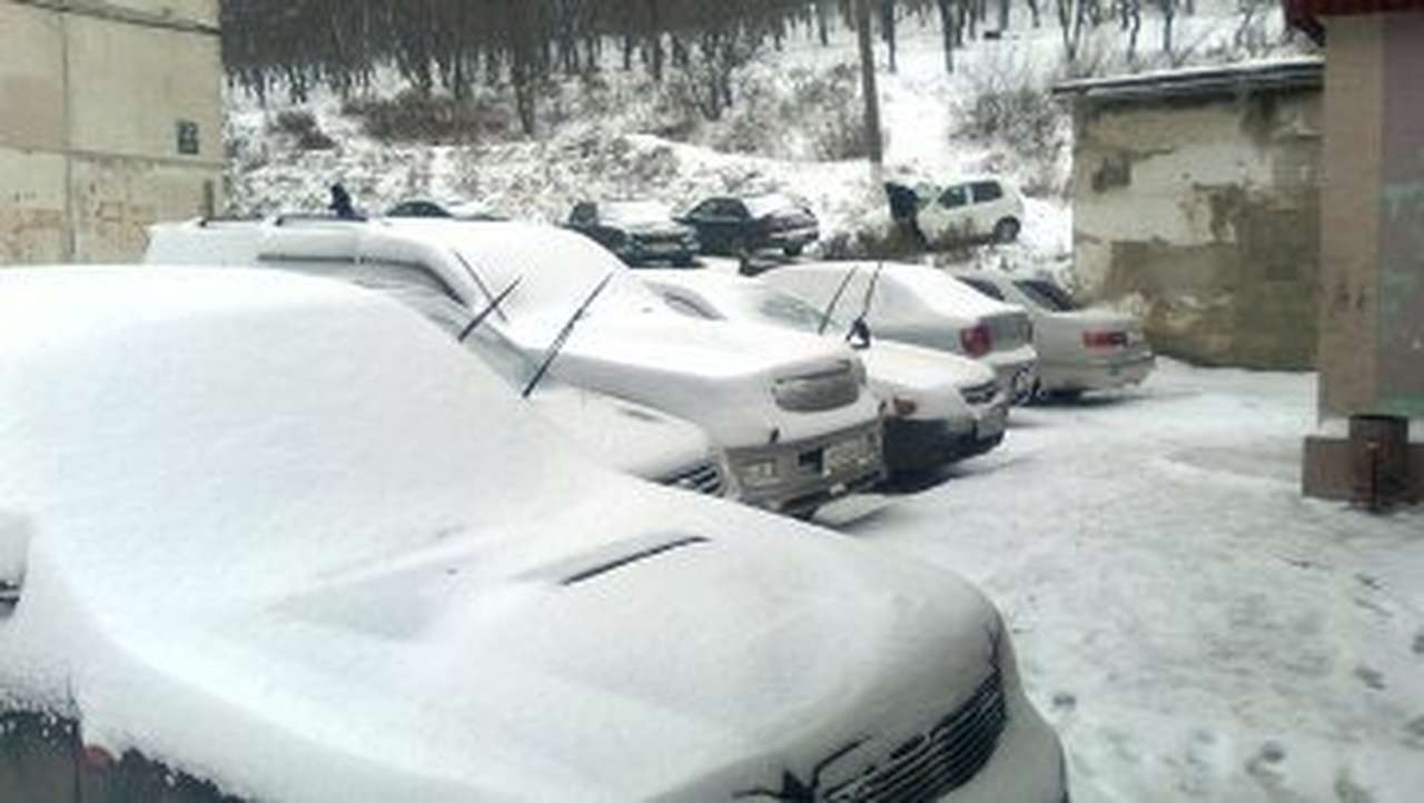 Первый снег во Владивостоке парализовал движение в городе