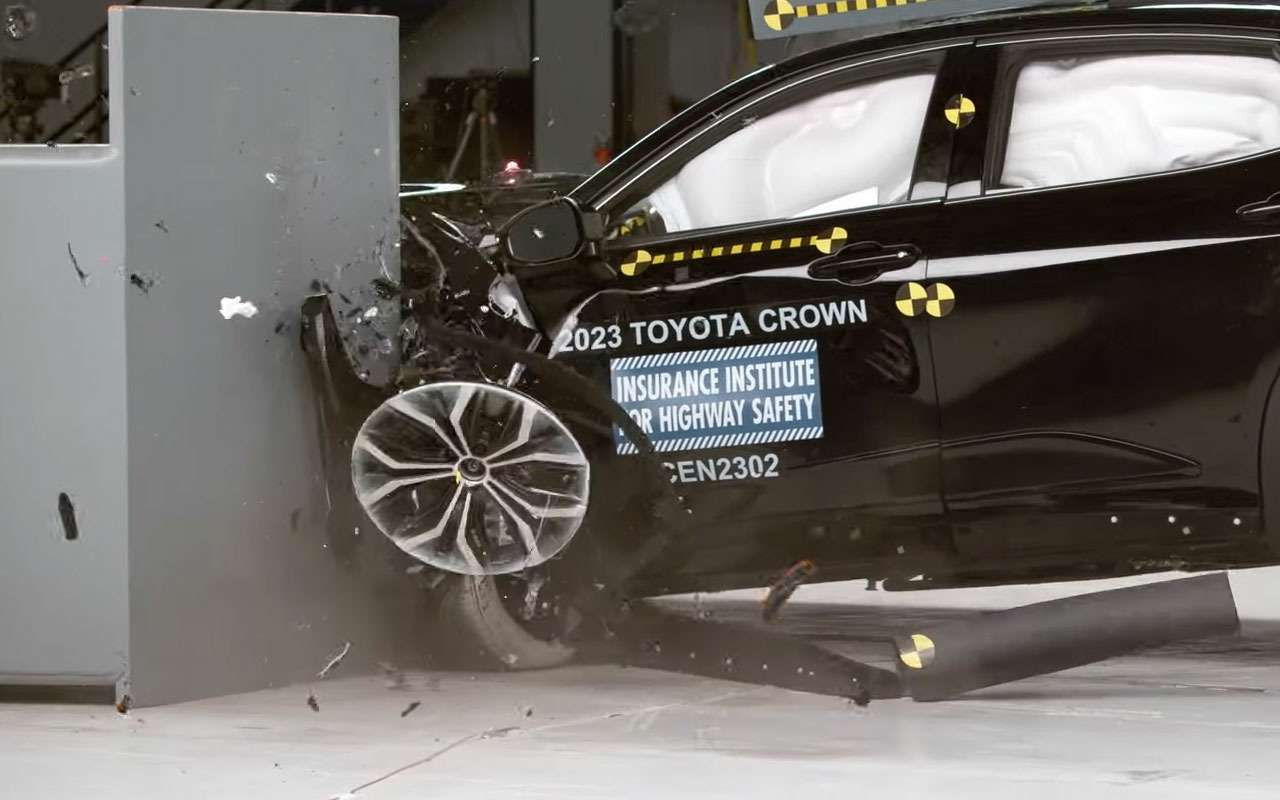 Новую Toyota Crown разбили об стену – все еще безопасно?