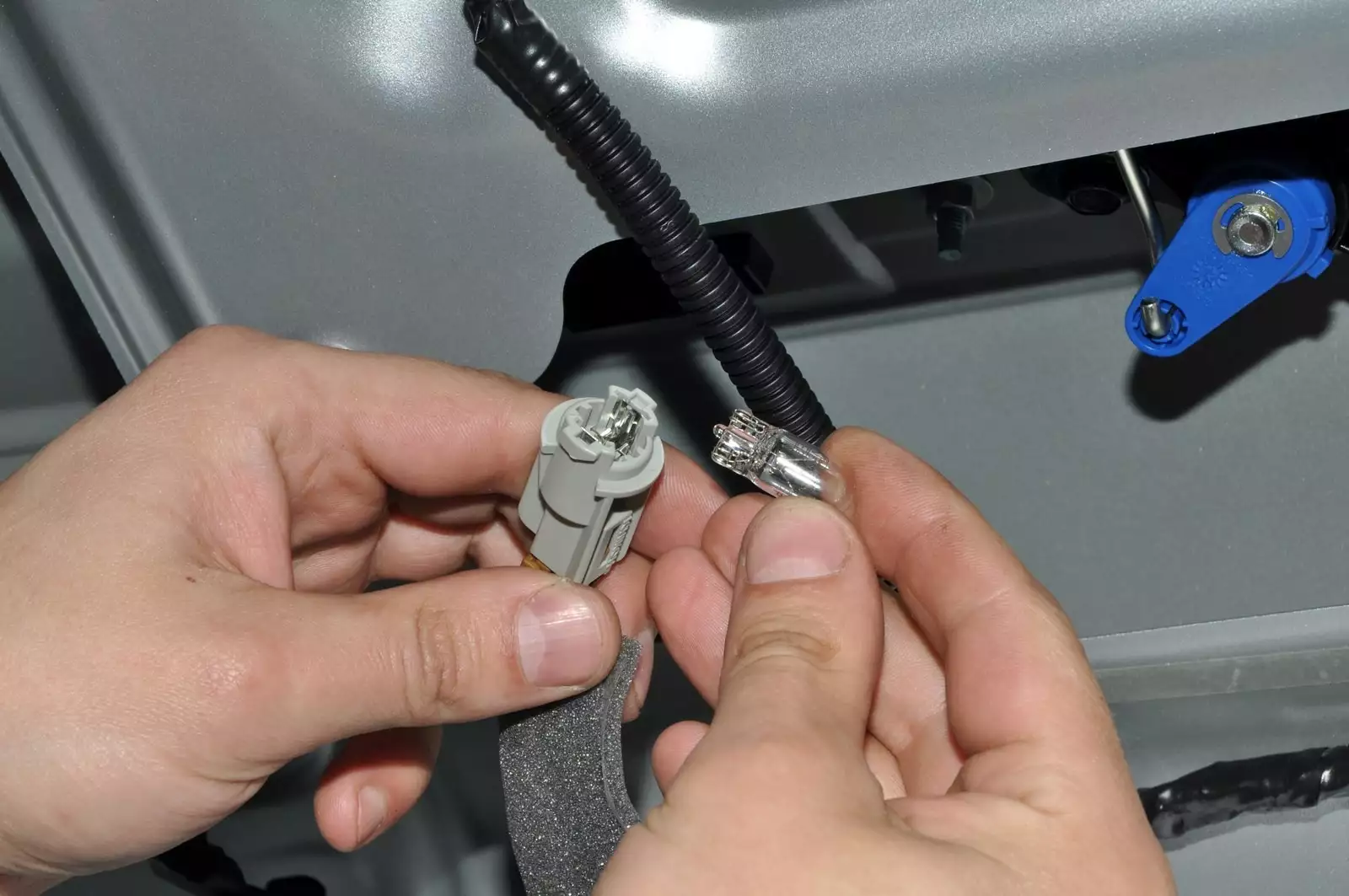 Nissan almera как поменять лампочку Замена лампочек в передней оптике Nissan Almera II (N16), 1,5 л, 2005 года рас