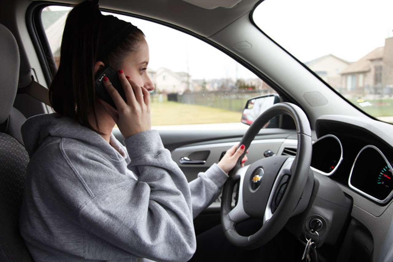 Эксперты заступились за телефон за рулем