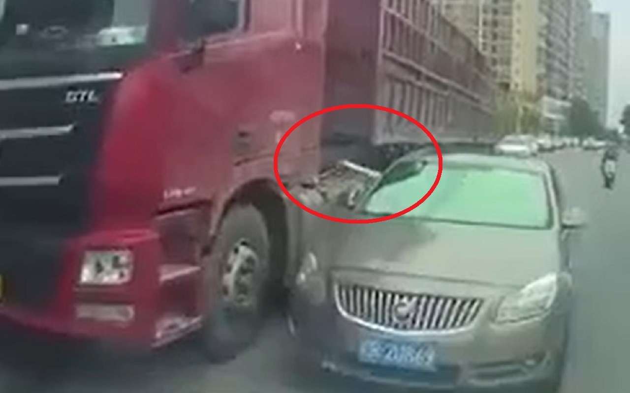 Водитель грузовика вступился за коллегу и проучил воров топлива