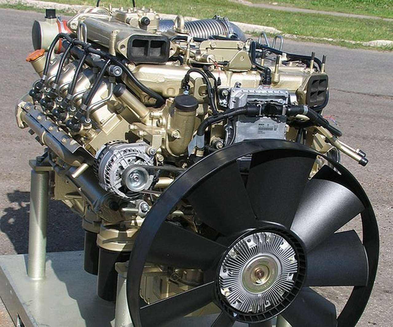 Для решения проблем по повышению экономичности и снижению выбросов частиц с целью выполнения экологических норм «Евро-3, -4 и -5» на двигатели КАМАЗ адаптирована система топливоподачи Common Rail (CRS) аккумуляторного типа фирмы BOSCH.