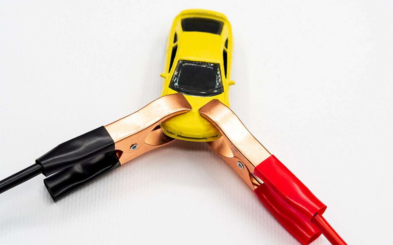 Автоэксперт объяснил, какую клемму безопаснее снимать с АКБ при ремонте