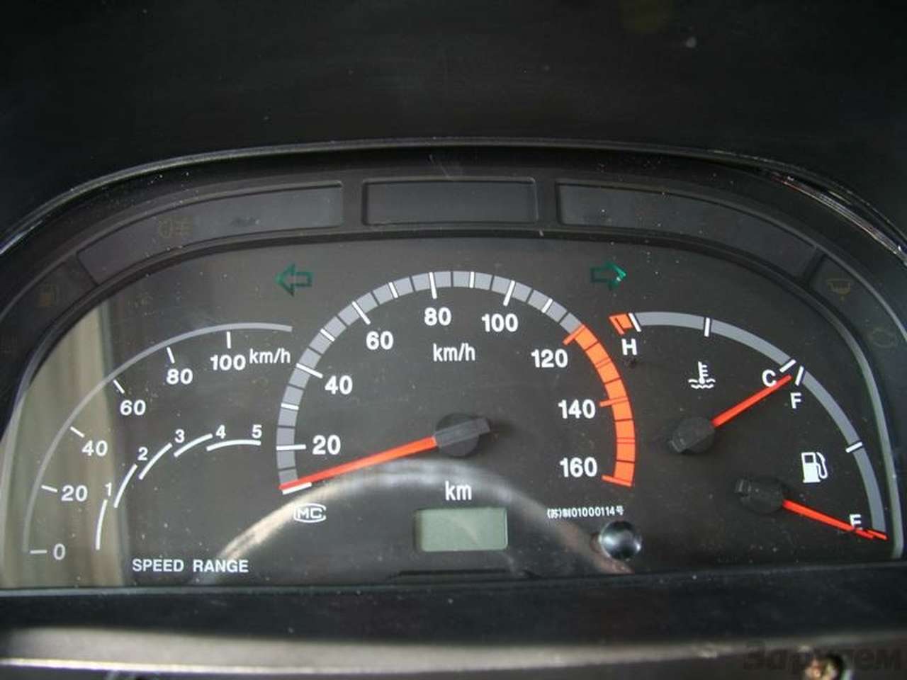 На предсерийном образце вместо тахометра слева - черточки, подсказывающие о необходимости сменить передачу.