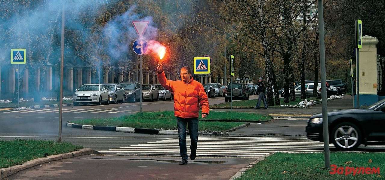 Москва — российский рекордсмен по ДТП с участием пешеходов, половина происшествий происходит на пешеходных переходах. Причина: из-за недостаточной видимости зон с «зеброй» автомобилисты с опозданием замечают тех, кто пересекает дорогу.