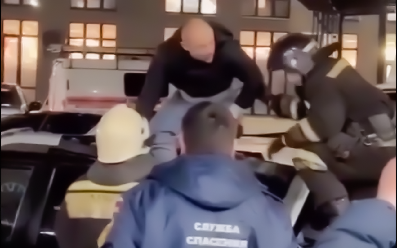Падение с 19 этажа в Воронеже. Воронеж мужик упал с 19 этажа на машину.